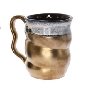 Keramický hrnček Golden Art ti dá neskutočný zážitok pri pití čaju alebo kávy. Ohromí ťa svojím dizajnom, preto ho môžeš použiť aj ako dekoráciu. Výška hrnčeka: 11,3 cm